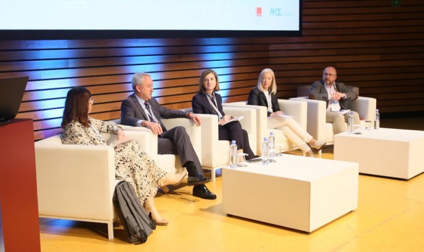 Regina Leal, Diego Vargas, María Tormo, Estrella López y Alberto Lafuente durante una conferencia en el 23 Congreso Nacional de Hospitales y Gestión Sanitaria, celebrado en Las Palmas de Gran Canaria.