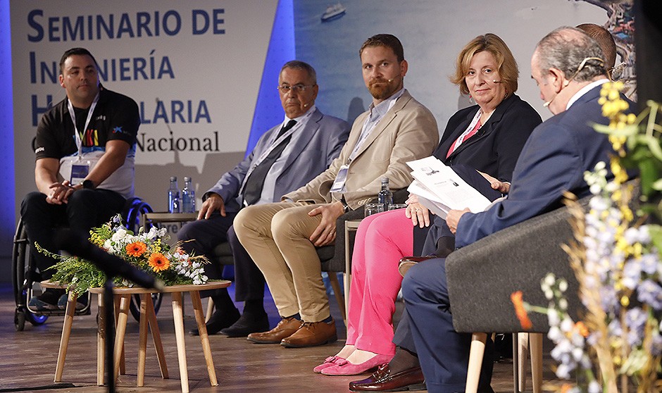 Foto de familia de la mesa del '40 Seminario de Ingeniería Hospitalaria', 'La Atención Primaria: reforzando el contacto con la salud".