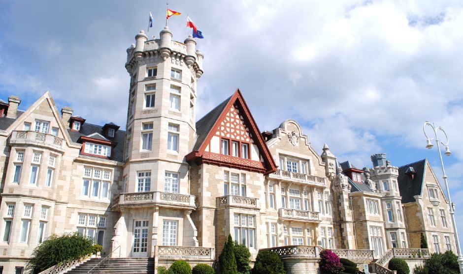 Primer Foro de la Profesión Médica del curso con vistas al cantábrico