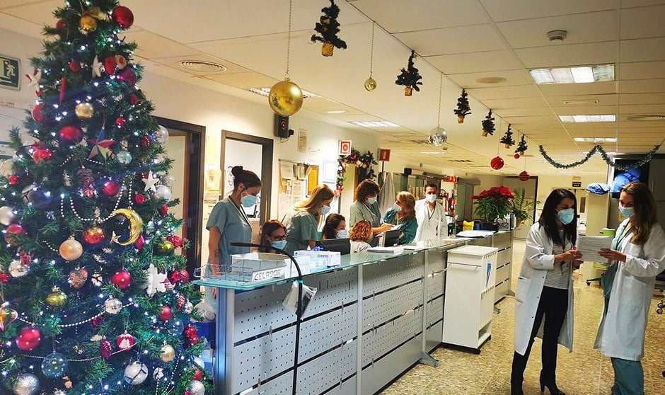 Los médicos que tienen guardia en nochebuena se reunirán con sus compañeros para cenar juntos en el hospital.