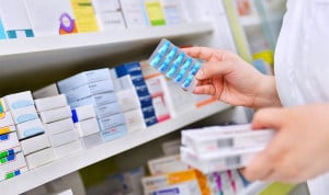 Un farmacéutico coge un blíster de pastillas con prescripción, la clave para evitar malos usos de medicamentos