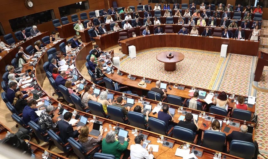 La Asamblea de Madrid ya 'respira' ambiente electoral en clave sanitaria.