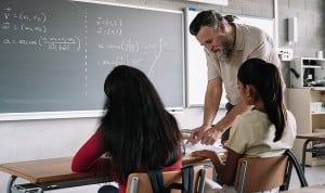 Dos profesores hablan sobre la necesidad de la enfermera escolar en los colegios e institutos y cómo asumen riesgos al atender a estudiantes.
