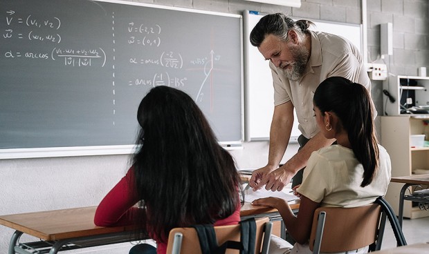 Dos profesores hablan sobre la necesidad de la enfermera escolar en los colegios e institutos y cómo asumen riesgos al atender a estudiantes.