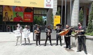 Protesta MIR frente a Sanidad: "No hemos empezado y ya estamos quemados"