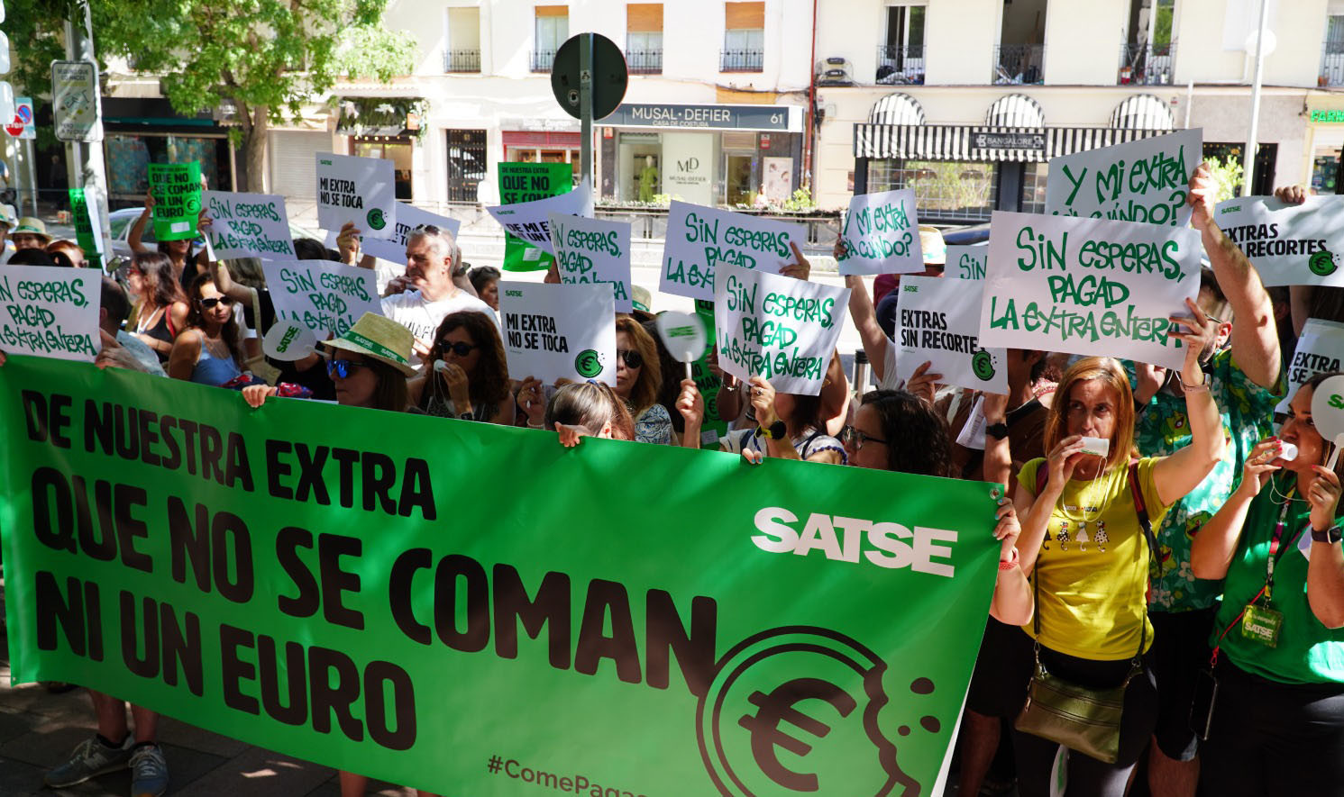 Los profesionales sanitarios han visibilizado su profundo rechazo al recorte de sus pagas extra.