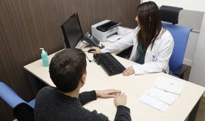 Una psicóloga atiende a un paciente en Atención Primaria.