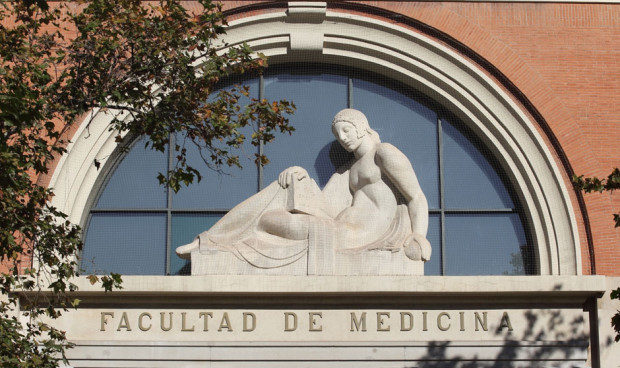 Estatua en la entrada de una facultad de Medicina