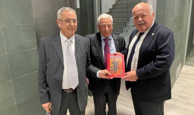  Miguel Carrero, José Manuel Lage, y Jesús Aguirre en la exposición sobre ‘El Médico Rural. Homenaje a la sublime Humanidad de estos héroes comprometidos’