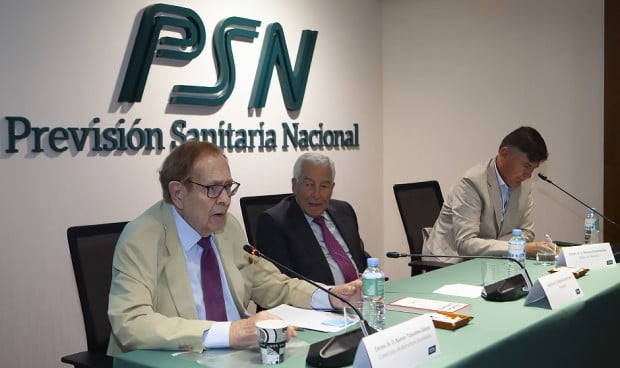 Ramón Tamames, Miguel Carrero y Manuel Pimentel durante la primera edición de 'Encuentros PSN. Debatir desde valores'.
