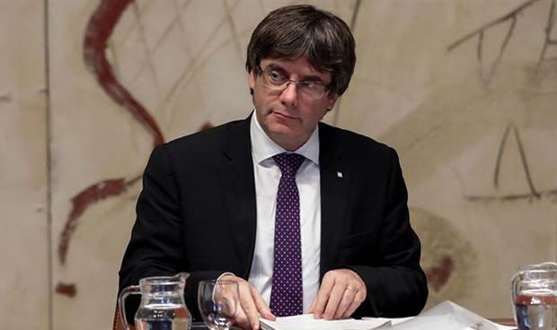 Puigdemont 'aparece' por sorpresa en el luminoso de una farmacia