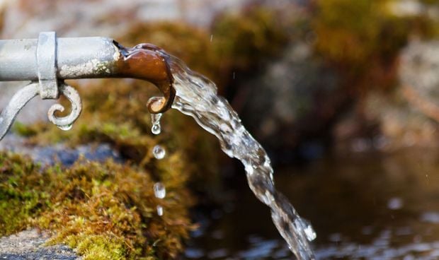 Qué es el "agua cruda" y por qué no se debe beber aunque esté de moda