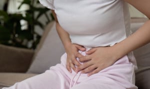 Mujer con dolor en el abdomen