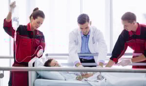 Equipo médico atiende a un paciente infantil en urgencias, simbolizando la asistencia sanitaria internacional en situaciones críticas.