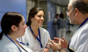 Que médicos, enfermeras y TCAEs vayan identificados, ¿es clasista?