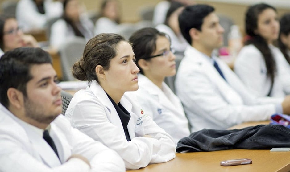 Una empresaria lamenta que haya estudiantes brillantes que se queden a las puertas de Medicina pero luego se contraten extracomunitarios para cubrir demanda