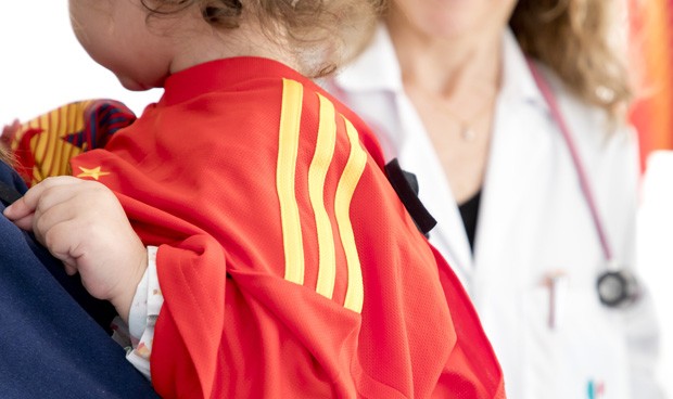 Quirónsalud cambia batas por camisetas de equipos de fútbol en Pediatría