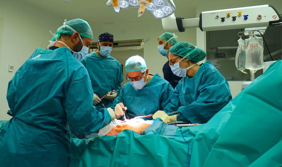 Quirónsalud realiza por primera vez una intervención única en España.