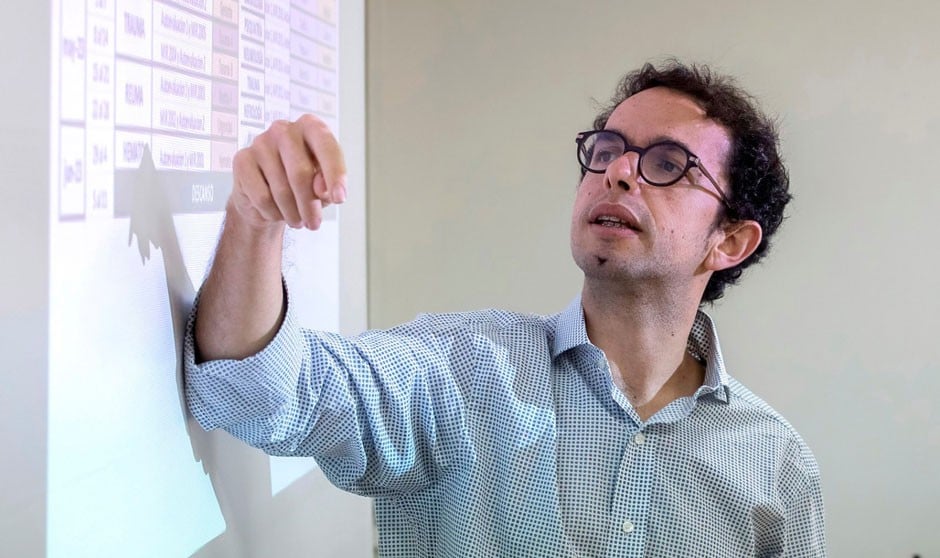 Jose Curbelo, médico internista y coordinador académico de MIR Asturias, participa en un análisis de las últimas números 1 del MIR.