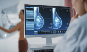 Una radióloga realiza una radiografía.