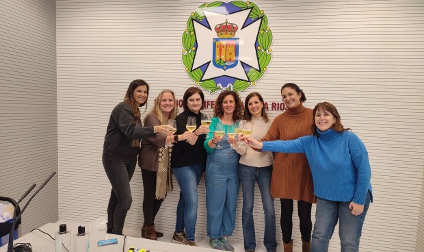 Raquel Aurora Velilla, rodeada de la nueva Junta de Gobierno del Colegio de Enfermería de La Rioja, ha ganado las elecciones del organismo