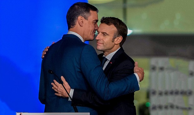 Momento del acuerdo en el que Pedro Sánchez y Emmanuel Macron anuncian el intercambio sanitario entre Francia y España