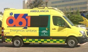 Recibe cuchillo en mano a los médicos que fueron a su domicilio a atenderle