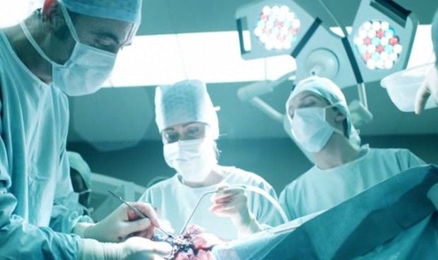Reclaman medio millón a un cirujano que dejó a una paciente sin movilidad