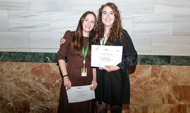 Elena González y María Aragonés, coordinadora y redactora de la sección de Pódcast de Redacción Médica recogen el premio periodístico de Separ.