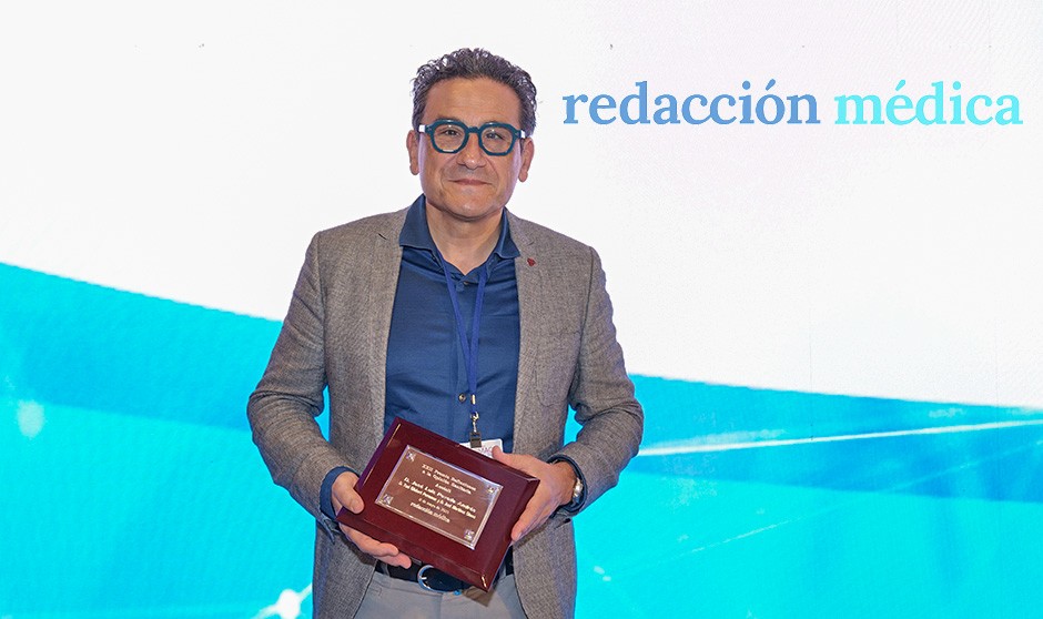José Luis Poveda recibe su Premio Reflexiones de Redacción Médica.