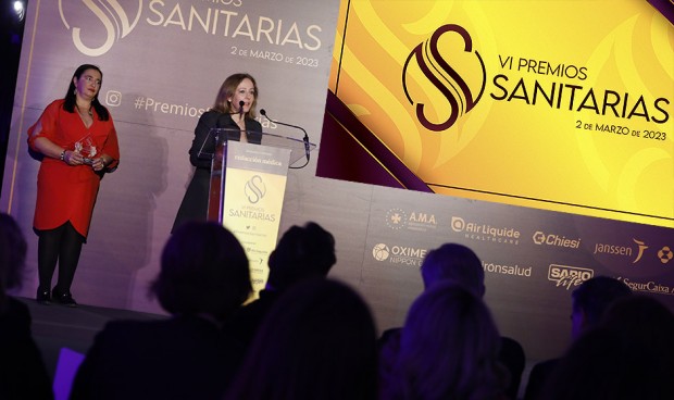 Eloísa del Pino recoge su premio en la categoría de Dirección/Gestión, que ha compartido con María Ángeles García, en la VI edición de los Premios Sanitarias.