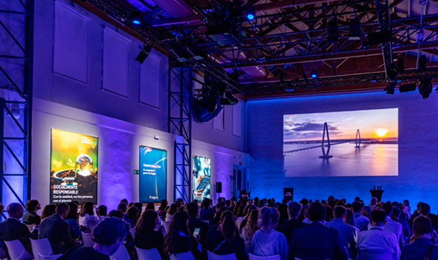 Imagen del evento de décimo aniversario de Relyens en la Real Fábrica de Tapices, con directivos, socios y profesionales del sector sanitario.