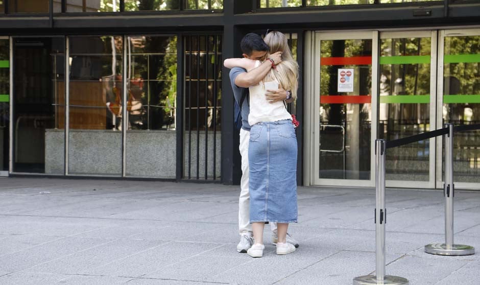 Dos aspirantes MIR abrazándose tras elegir plaza.