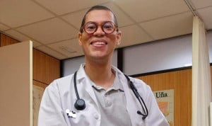  Eddie Costa, médico, cree que renunciará a su plaza MIR por el precio de los alquileres. 