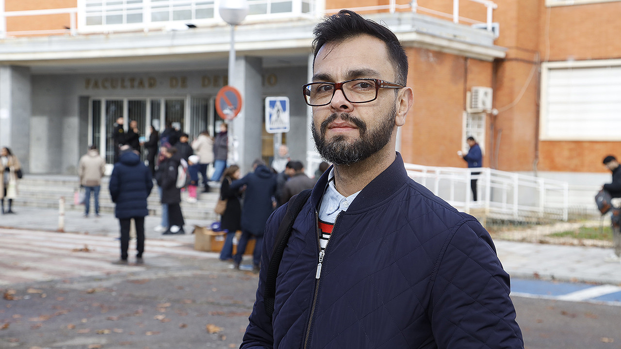 Esta es la historia de Leonardo Llamas, un epidemiólogo que se presentará al examen MIR para cumplir con la última voluntad de su padre.