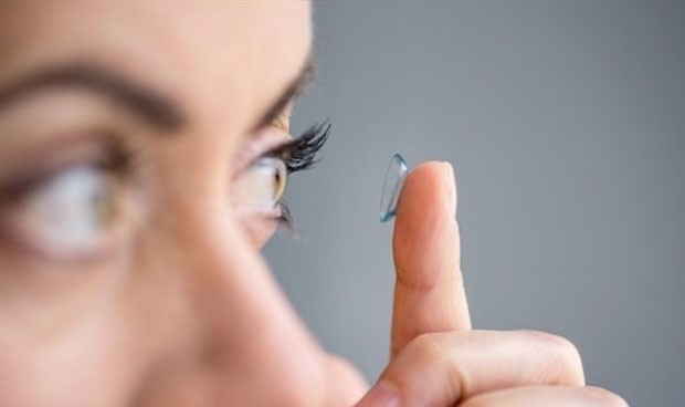 Retiran 29 lotes de lentillas Acuvue por riesgo de "abrasión de la córnea"