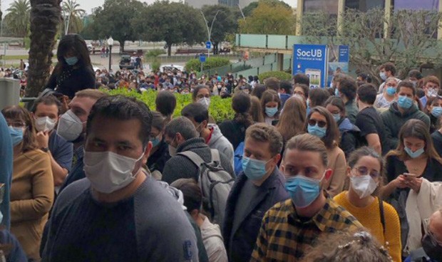 Retraso de hora y media para entrar al examen MIR en Barcelona