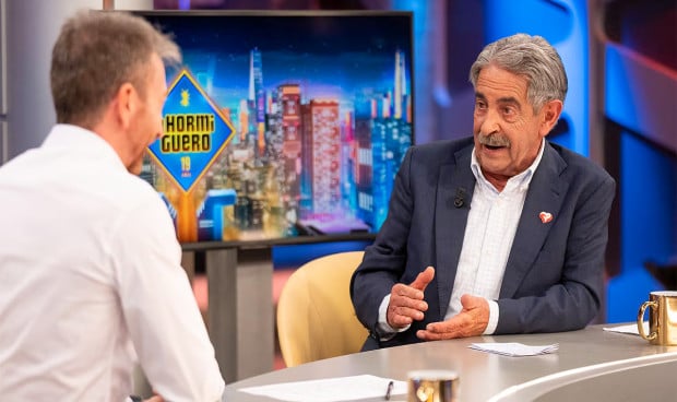 Miguel Ángel Revilla junto a Pablo Motos en 'El Hormiguero'. El expresidente de Cantabria recordó en el programa que las enfermeras deben poder ocupar puestos directivos