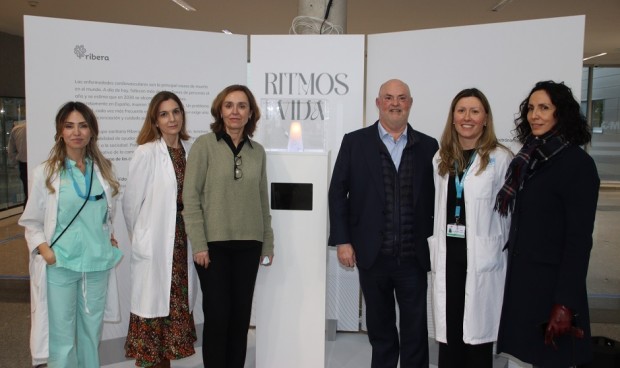 El grupo Ribera posa junto al metrónomo, centro de su campaña para educar sobre patología cardiaca. 