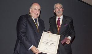 Ricardo De Lorenzo recibe la Medalla de Oro de los Médicos de Álava