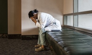 Los suicidios crecen por encima de la media en médicos y más si son mujeres