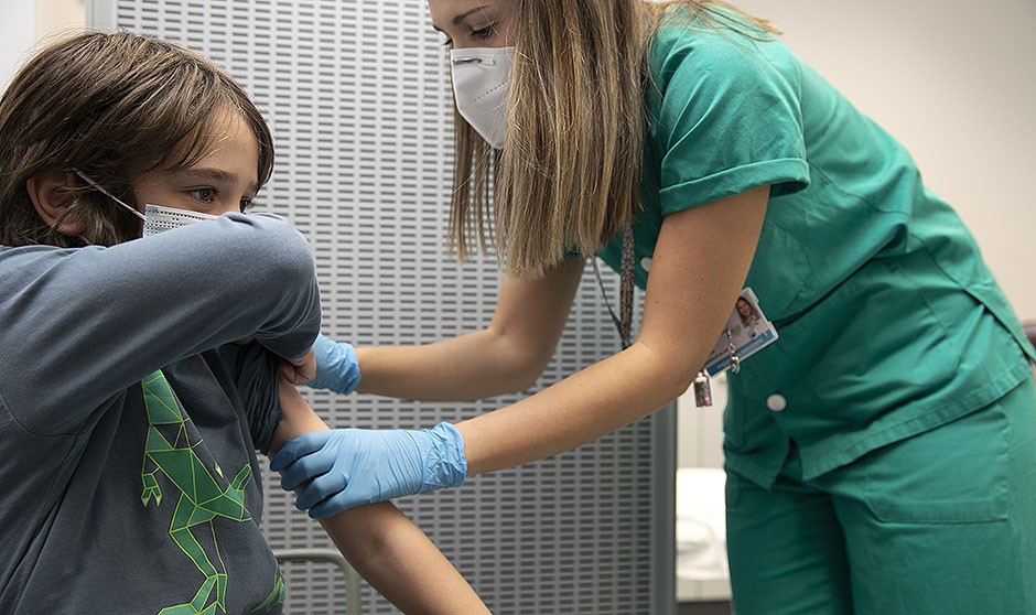 Riesgo mínimo de miocarditis tras vacuna infantil, pero mayor en los niños