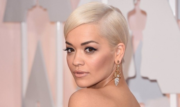 Multan a la cantante Rita Ora por saltarse el confinamiento para celebrar su cumpleaños