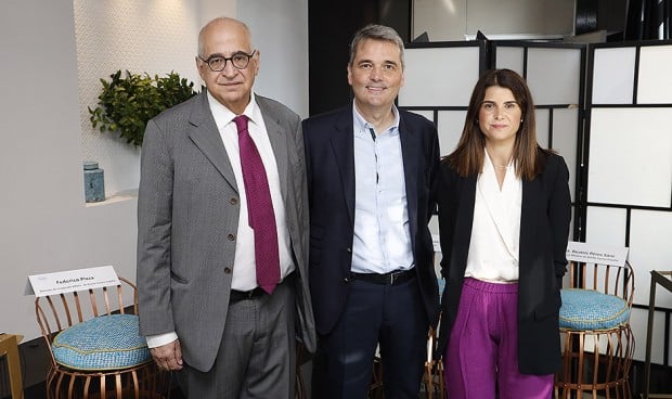  Federico Plaza, José Ángel García y Beatriz Pérez presentan la nueva forma de administración del tratamiento de Roche contra el cáncer de mama HER2 positivo.