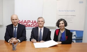 Stefanos Tsamousis, director general de Roche Farma; José Luis Rodríguez Peralto, presidente de la SEAP; y Adriana Rubio, directora general de Roche Diagnostics España, durante la firma del convenio de colaboración entre ambas entidades.