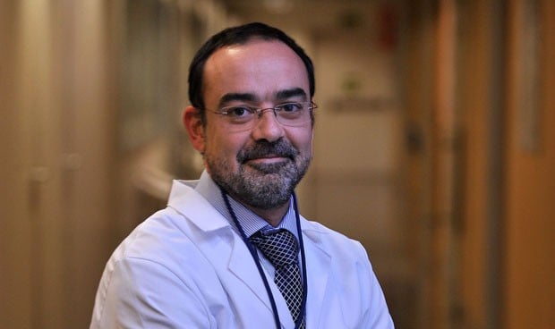 Ruber Juan Bravo usa la acupuntura para tratar a pacientes oncológicos