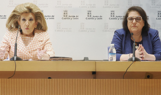 La gerente regional de Sacyl, Violeta Martínez Pindado y la directora general de Personal y Desarrollo Profesional, Sonsoles García Rodríguez.