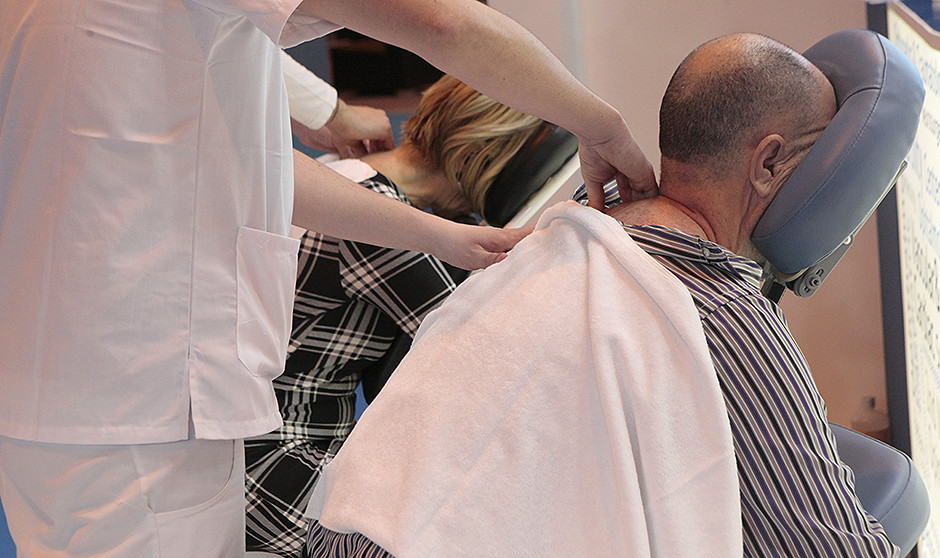 Fisioterapeutas atendiendo a pacientes. 