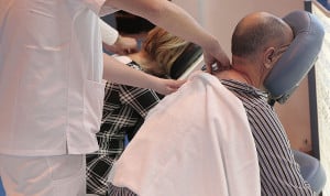 Fisioterapeutas atendiendo a pacientes. 