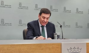 El consejero de Hacienda de Castilla y León, Carlos Fernández Carriedo, anuncia una subida de sueldo en sanidad. 